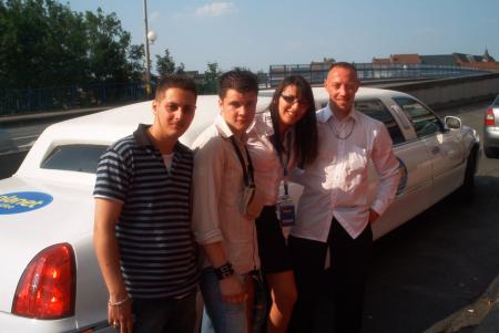 nous devant la limousine ^^